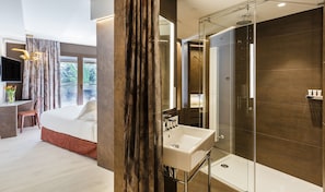Axel Premium | Minibar, in-room safe, desk, blackout drapes