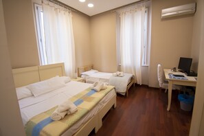 Triple Room | Hypo-allergenic bedding, down comforters, desk, free WiFi - Casual Stay Cairoli  (Reggio Calabria)