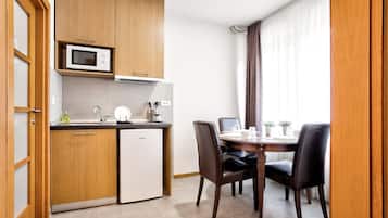 Apartamento | Cocina básica privada | Frigorífico, microondas, horno y placa de cocina