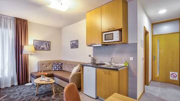 Apartment | Dapur kecil peribadi | Peti sejuk, ketuhar gelombang mikro, ketuhar, dapur