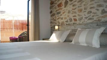 Tweepersoonskamer, terras | Een kluis op de kamer, een laptopwerkplek, verduisterende gordijnen