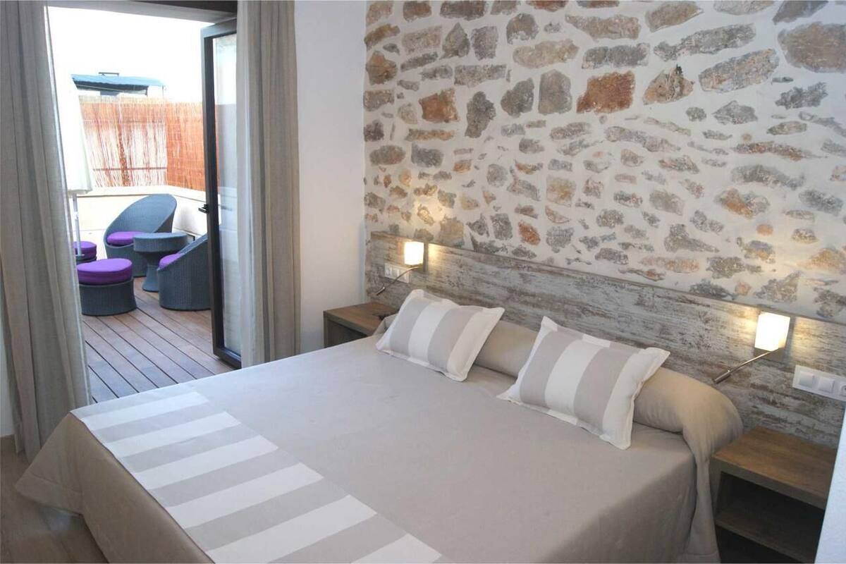 Double Room, Terrace | In-room safe, laptop workspace, blackout drapes, WiFi (free)