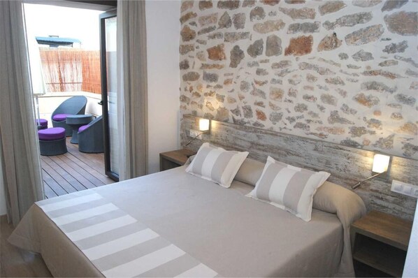 Double Room, Terrace | In-room safe, laptop workspace, blackout drapes, free WiFi - Petit Hotel C'an Mel (Felanitx)