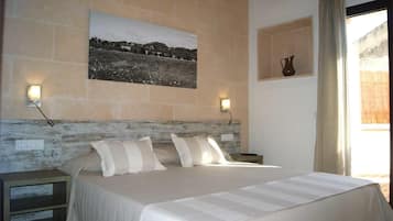 Tweepersoonskamer, terras | Een kluis op de kamer, een laptopwerkplek, verduisterende gordijnen