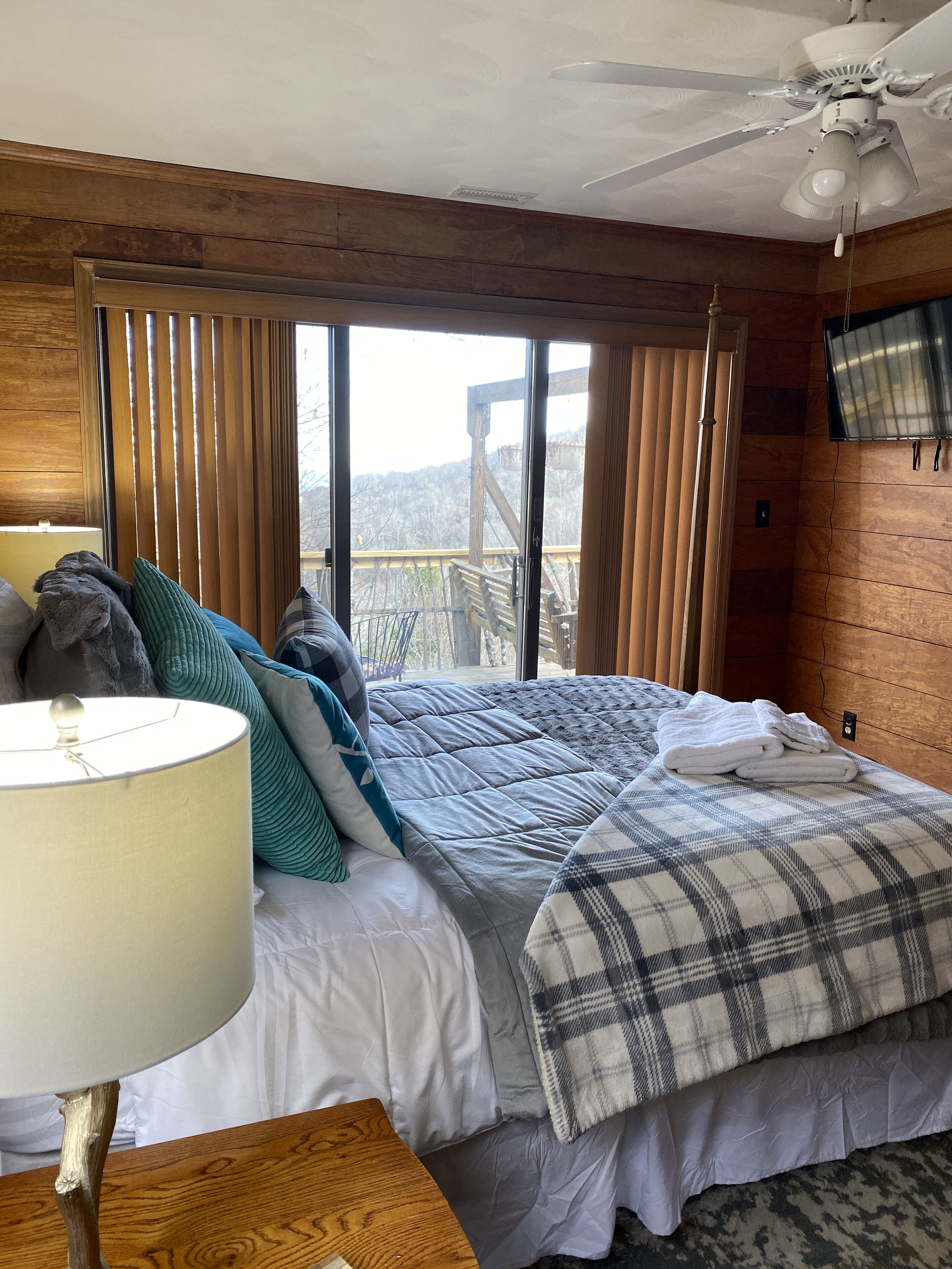 5 chambres, fer et planche à repasser, Wi-Fi, draps fournis