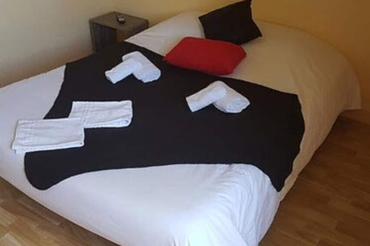 Driepersoonskamer | Een strijkplank/strijkijzer, gratis wifi, beddengoed