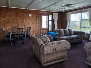 Fernseher, DVD-Player, Bücher