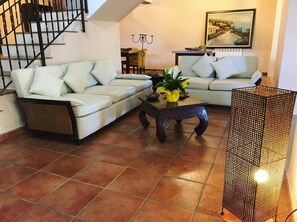 Lobby sitting area - Villa Elaia (Messina)