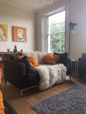 Maison, 6 chambres | Salle de séjour | Téléviseur connecté de 43 po avec télévision par câble, téléviseur
