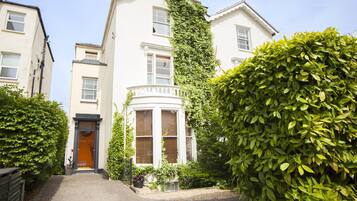House, 6 Bedrooms | Exterior