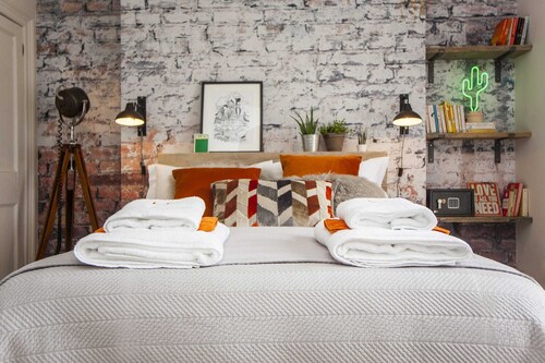 Higgihaus at Hampton Whole House 6 Bed