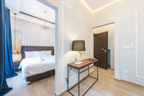 Appartement supérieur (A4) | Rideaux d’obscurcissement, fer et planche à repasser
