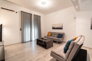 Lägenhet Standard | Vardagsrum | 43-tums platt-tv med kabelkanaler och tv