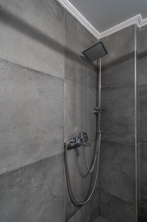 Departamento estándar | Regadera en el baño