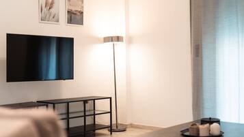 Leilighet – standard | Oppholdsområde | En 43-tommers Flatskjerm-TV med kabel-kanaler samt TV
