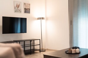 Lägenhet Standard | Vardagsrum | 43-tums platt-tv med kabelkanaler och tv