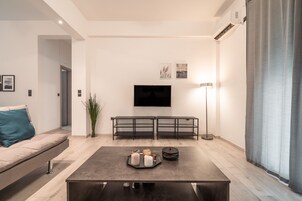 Apartamento estándar | Zona de estar | Televisión de pantalla plana de 43 pulgadas con canales por cable