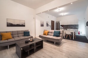 Lägenhet Standard | Vardagsrum | 43-tums platt-tv med kabelkanaler och tv