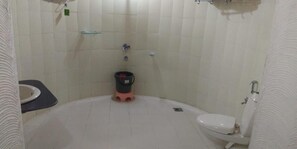 Standard-Einzelzimmer | Badezimmer | Dusche, kostenlose Toilettenartikel, Handtücher
