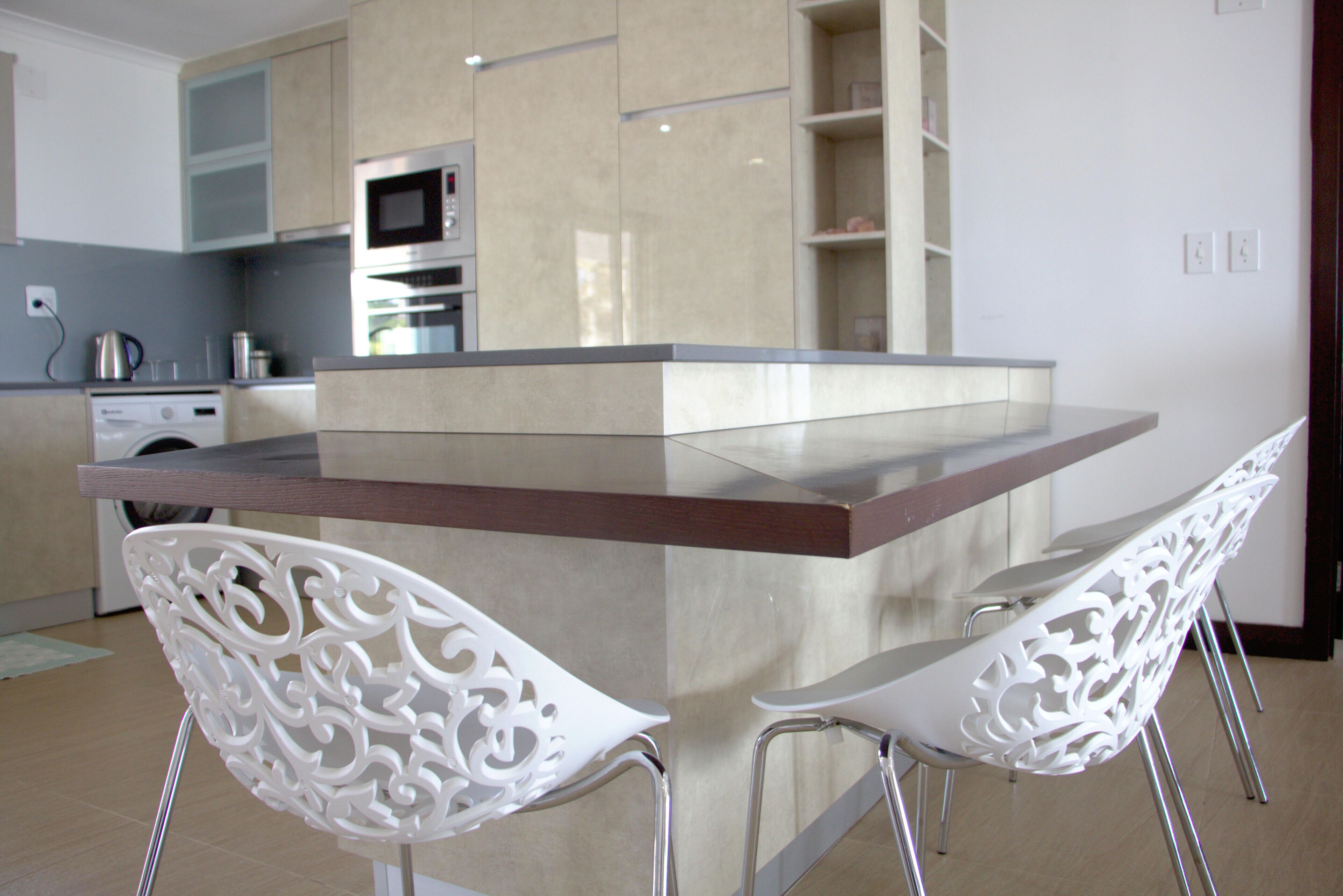 Executive Apartment | Private kitchen | Full-size fridge, microwave, oven, stovetop