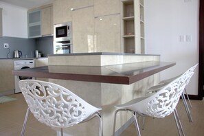 Executive-Apartment | Eigene Küche | Großer Kühlschrank, Mikrowelle, Ofen, Herdplatte