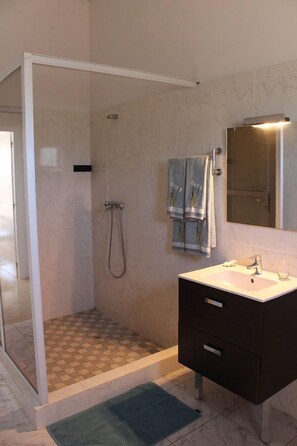 Standardzimmer | Badezimmer | Kostenlose Toilettenartikel, Handtücher, Seife, Shampoo