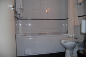 Artículos de higiene personal gratuitos, secador de pelo y toallas