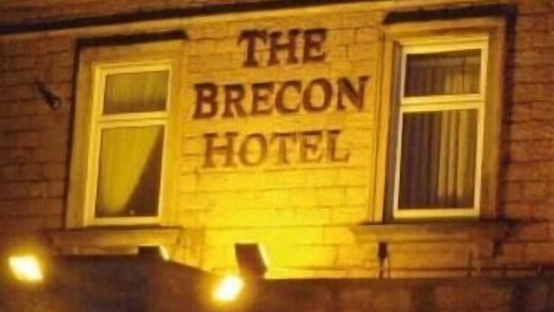Un bâtiment sur lequel on peut lire l’inscription « THE BRECON HOTEL ».