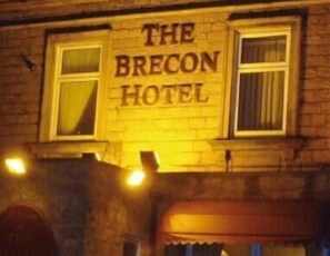 A building with a sign that reads "THE BRECON HOTEL".