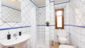 Appartement, 3 slaapkamers | Badkamer | Een douche, een haardroger, een bidet, handdoeken
