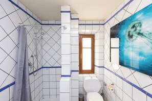 Apartment, 4 Bedrooms | Bathroom | Shower, hair dryer, bidet, towels