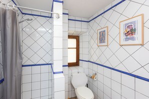 Appartement, 3 slaapkamers | Badkamer | Een douche, een haardroger, een bidet, handdoeken
