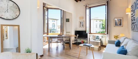 Appartement, 3 chambres | Coin séjour | Télévision à écran plat