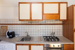 Appartement, 3 slaapkamers | Privékeuken | Een koelkast, een oven, een waterkoker, kookgerei, borden en bestek