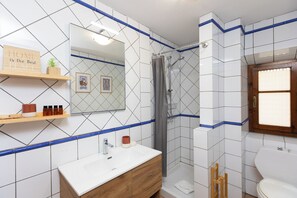 Apartment, 3 Bedrooms | Bathroom | Shower, hair dryer, bidet, towels