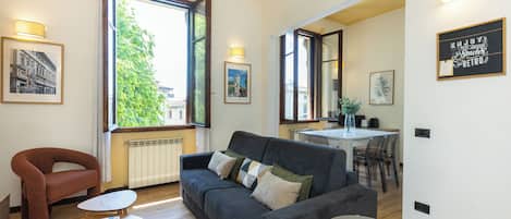Rosselli Palace Deluxe 4 Apartment | Living area | Flat-screen TV