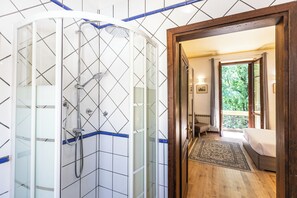 Rosselli Palace Deluxe 4 Apartment | Bathroom shower