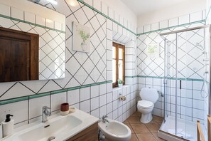 Rosselli Palace Deluxe 4 Apartment | 浴室 | 淋浴设施、吹风机、坐浴桶、毛巾