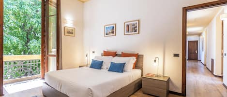 Rosselli Palace Deluxe 4 Apartment | 3 bedrooms, iron/ironing board, free cribs/infant beds, free WiFi