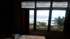 Soundproofing, bed sheets - Hotel Soloh Jaya (Parapat)