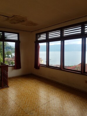 Soundproofing, bed sheets - Hotel Soloh Jaya (Parapat)