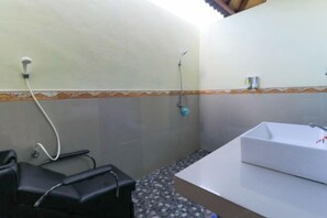 Shower, bathrobes, towels - Lembongan Mantra Huts (Lembongan Island)