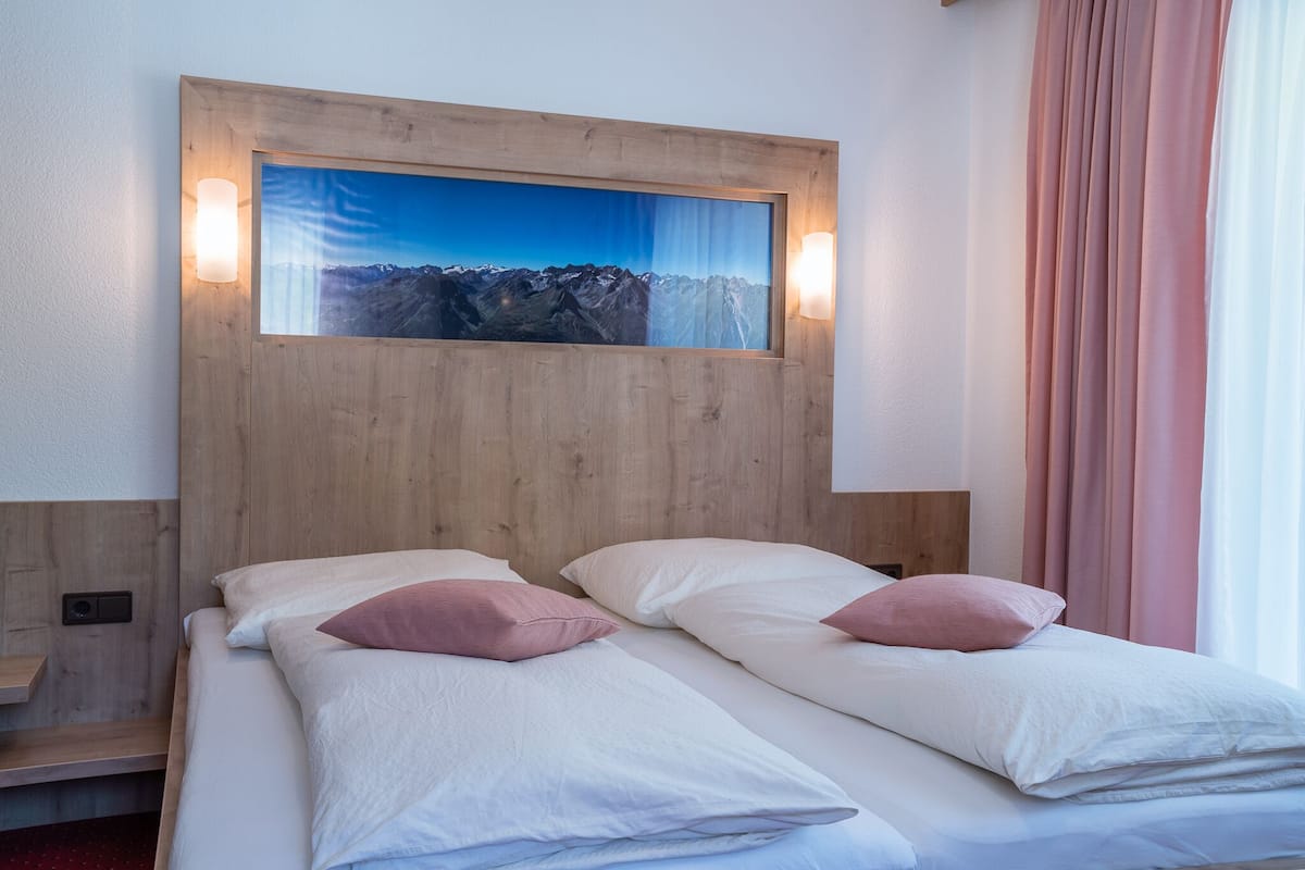 Apartment, 3 Bedrooms, Mountain View | WiFi (free), individually furnished, bed sheets