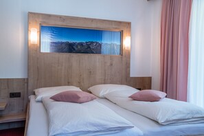 Muebles diferentes, wifi gratis y ropa de cama 