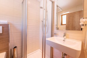 Apartment, 3 Schlafzimmer, Bergblick | Badezimmer | Dusche, Handtücher, Seife, Toilettenpapier