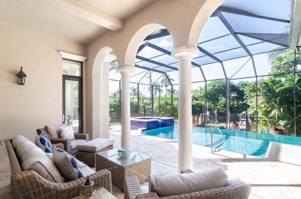 A heated pool - Boaters Paradise Waterfront Home (Naples)