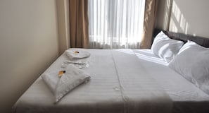 Kamar Double Deluks | Seprai katun Mesir, seprai premium, minibar, dan meja kerja