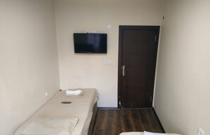 Blackout curtains, free WiFi, bed sheets - Hotel Petek (Istanbul)
