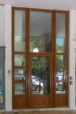 Property entrance - Contemporary Apartment made of Wood and Stone (Athens)