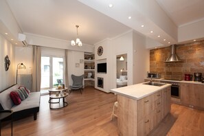 Departamento urbano | Área de sala de estar | Televisión de pantalla plana de 43 pulgadas con canales vía satélite